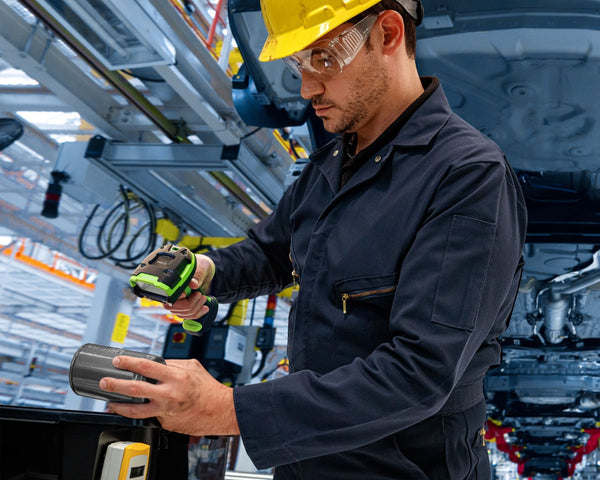 Drucker, Scanner und Tablets an der Produktionslinie